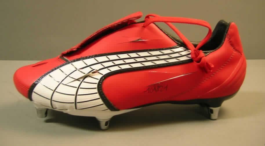 Sportschuhe (lt. Antrag: "Fußballschuh; Art.-Nr.: 101821; Art.-Name: v3.10 SG", siehe Foto)
- mit Laufsohlen aus (lt. Antrag) Kunststoff,
- mit Oberteil aus Leder (den größten Teil der Außenfläche bildend) und Kunststoff (Spinnstoff 
  mit einer mit dem bloßen Auge wahrnehmbaren Außenschicht aus Kunststoff),
- mit Schnürsenkelverschluss,
- aufgrund der Konzeption und Ausstattung (u.a. 6 auswechsel- und herausdrehbare Stollen)
  zur Ausübung einer Sportart (Fußball) bestimmt