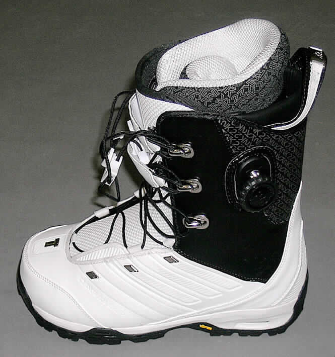 Sportschuhe/ Snowboardschuhe, siehe Foto,
- mit Laufsohlen aus (lt. Antrag) Kautschuk,
- mit Oberteil aus (lt. Antrag) Kunststoff (Spinnstofferzeugnis mit einer mit bloßem Auge
  wahrnehmbaren Außenschicht aus Kunststoff),
- mit Verstärkungsteilen aus Kunststoff,
- mit einem Schnürsenkelverschluss versehen,
- mit einem herausnehmbaren Innenschuh.