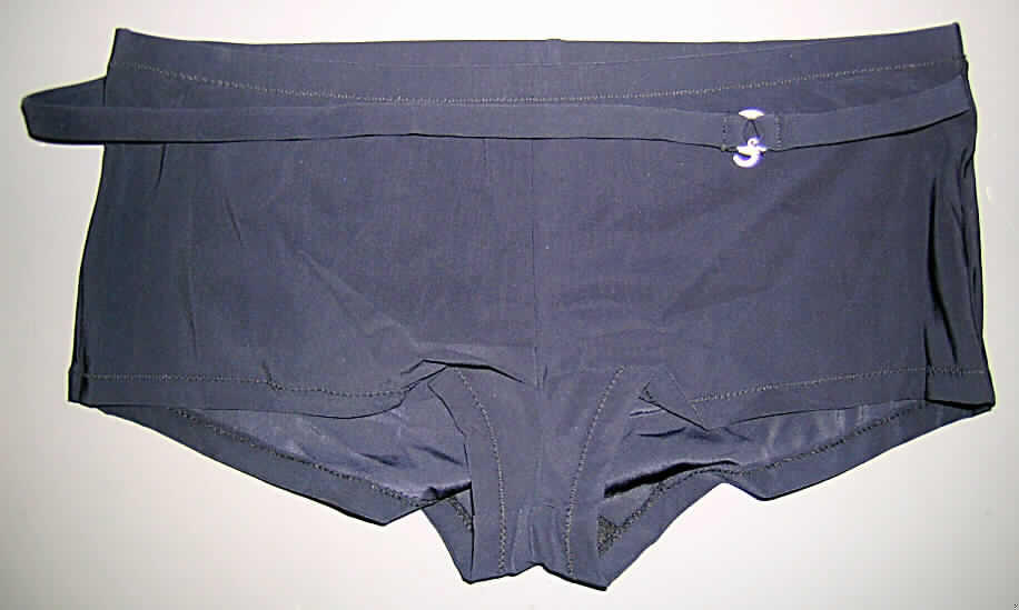 Badehose für Frauen, Artikel 83900, Größe 40, siehe Foto
- in Form eines Hüftslips gearbeitet,
- aus 0,5 mm dicken, einfarbigen, elastischen Gewirken aus lt. Antrag 72 % Polyamid
  und 28 % Elasthan (Elastomergarn, beides synthetische Chemiefasern),
- ohne Kautschukfäden; die Elastizität ergibt sich durch die Verwendung von Elastomer-
  garn (Elasthan),
- in der Taille abschließend; mit einem etwa 1,5 cm breiten, durchgehend elastischen 
  Taillenbund,
- ohne Öffnung und ohne Verschluss, 
- vorn mit zwei in den Seiten angenähten, lose hängenden, etwa 1,5 cm breiten Bändern 
  aus dem Gewirke der Hose, die durch einen Ring aus unedlem Metall verbunden sind, der 
  zusätzlich mit einem kleinen Anhänger ("C") verziert ist,
- im Schritt mit einer für Badekleidung typischen Hygieneeinlage,
- an den Beinabschlüssen durch Umschlagen und Festnähen gesäumt,
- aufgrund der Schnitts als Frauenkleidung erkennbar,
- das Kleidungsstück lässt nach Schnitt, Material und Ausstattung erkennen, dass es im 
  ausschließlich oder hauptsächlich dazu bestimmt ist, als Badekleidung (Badehose) und 
  nicht als "kurze Hose" der Position 6104 getragen zu werden.