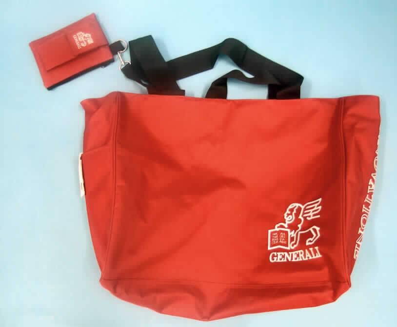 Anderes Behältnis, sog. "Generali Strandshopper", siehe Foto, 
- mit einer Außenseite aus Spinnstoffen, 
- nicht formstabil,
- mit den Abmessungen von ca. 40 (H) x 49 (B) x 19 (T) cm, 
- mit zwei Handtragegriffen aus Spinnstoffen,
- mit einem abnehmbaren Einsteckfach mit Reißverschluss, auf dessen Vorderseite ein
  Handyfach mit Klettverschluss aufgenäht ist, mit Karabinerhaken und Spinnstoffband 
  neben einem Tragegriff angenäht,
- mit einem gestickten Logo "Generali" an einer Seite der Tasche und auf dem abnehmbaren
  Einsteckfach,
- oben mit einem Reißverschluss zu schließen,
- an einer Schmalseite mit einem Einsteckfach mit einer schmalen Überschlaglasche und
  Druckknopfverschluss,
- an der Rückseite mit einem Einsteckfach mit Reißverschluss,
- mit einem Hauptfach ohne Inneneinteilung, seitlich mit einem kleinen Einsteckfach mit
  Reißverschluss,
- mit einer Bodenverstärkung, 
- gefüttert,
- augenscheinlich nicht handgearbeitet.