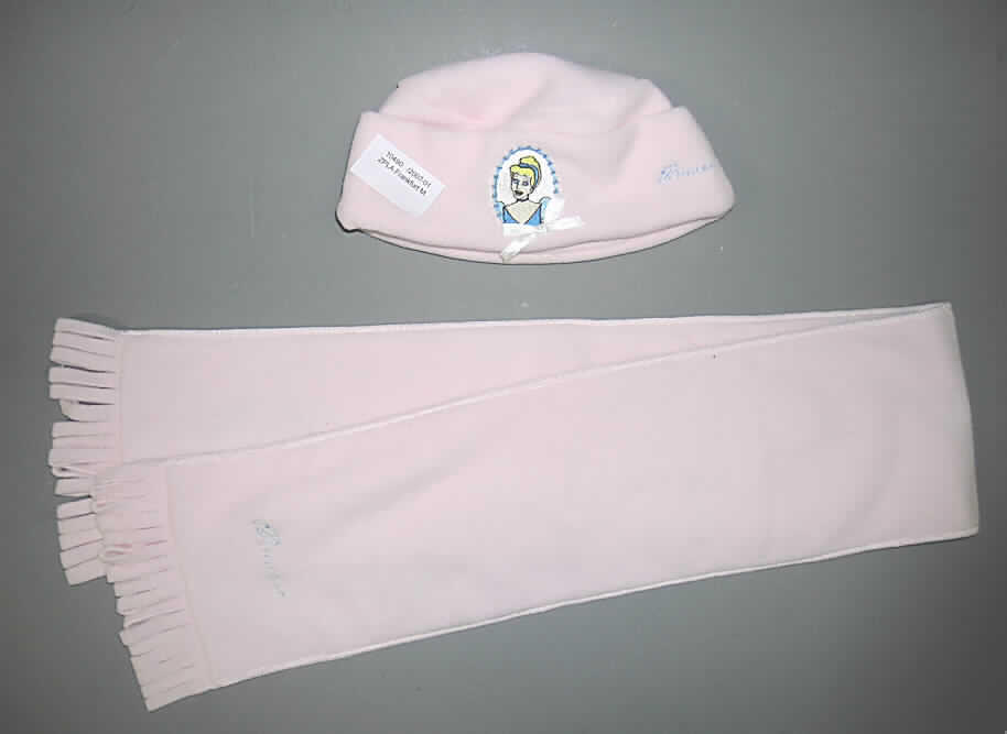 Warenzusammenstellung, bestehend aus einem Hut und einem Schal, sog. Hut und Schal für Kinder,
siehe beigefügtes Foto,
- lt. Antrag gemeinsam auf einem Haken und mit einem Preisetikett für den Einzelverkauf aufgemacht 
  und zur Befriedigung eines speziellen Bedarfs (Kälteschutz) zusammengestellt,
- aus ca. 2,3 mm dicken, einfarbigen (hellrosa), gerauten Gewirken aus lt. Antrag 100% Polyester
  (synthetische Chemiefasern),
- Schal (anderes Bekleidungszubehör aus Gewirken; Position 6117): 
-- in den Abmessungen: 15 cm breit und 114 cm lang (ohne Fransen),
-- Gewicht: 82 g, 
-- anteiliger Wert: 50,6%,
- Hut (aus mehreren Stücken von Spinnstofferzeugnissen; Position 6505): 
-- zusammengenäht aus o. g. Gewirken, 
-- ohne Schirm;  mit umgeschlagener, ca. 7 cm breiter Krempe,
-- in den Abmessungen: 
--- Durchmesser: ca. 18 cm,
--- Höhe: ca. 9 cm,
-- Gewicht: 36 g,
-- anteiliger Wert: 49,4%,
- sowohl der Schal als auch der Hut sind mit einer Stickerei gleichen Musters (Frauenkopf), 
  und einer Schleife aus Geweben verziert; beide sind mit einem Schriftzug "Princess" bestickt,
- die Wertanteile der beiden Bestandteile sowie die Verarbeitung sind als nahezu gleich anzusehen; 
  im Hinblick auf das Gewicht bestimmt der Schal den Charakter der Warenzusammenstellung.