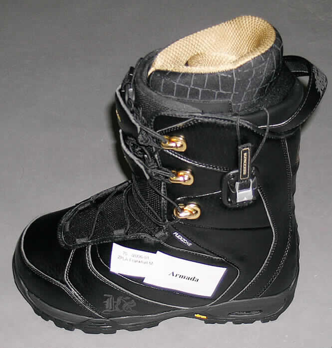 Sportschuhe/ Snowboardschuhe, siehe Foto,
- mit Laufsohlen aus (lt. Antrag) Kautschuk,
- mit Oberteil aus (lt. Antrag) Kunststoff (Spinnstofferzeugnis mit einer mit bloßem Auge
  wahrnehmbaren Außenschicht aus Kunststoff),
- mit einem Schnürsenkelverschluss versehen,
- mit einem herausnehmbaren Innenschuh.