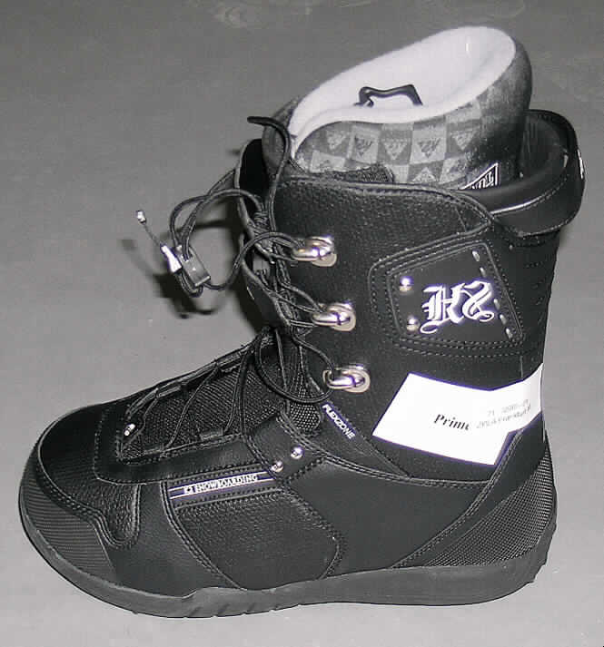 Sportschuhe/ Snowboardschuhe, siehe Foto,
- mit Laufsohlen aus (lt. Antrag) Kautschuk,
- mit Oberteil aus (lt. Antrag) Kunststoff (Spinnstofferzeugnis mit einer mit bloßem Auge
  wahrnehmbaren Außenschicht aus Kunststoff),
- mit Verstärkungsteilen aus Kunststoff,
- mit einem Schnürsenkelverschluss versehen,
- mit einem herausnehmbaren Innenschuh.