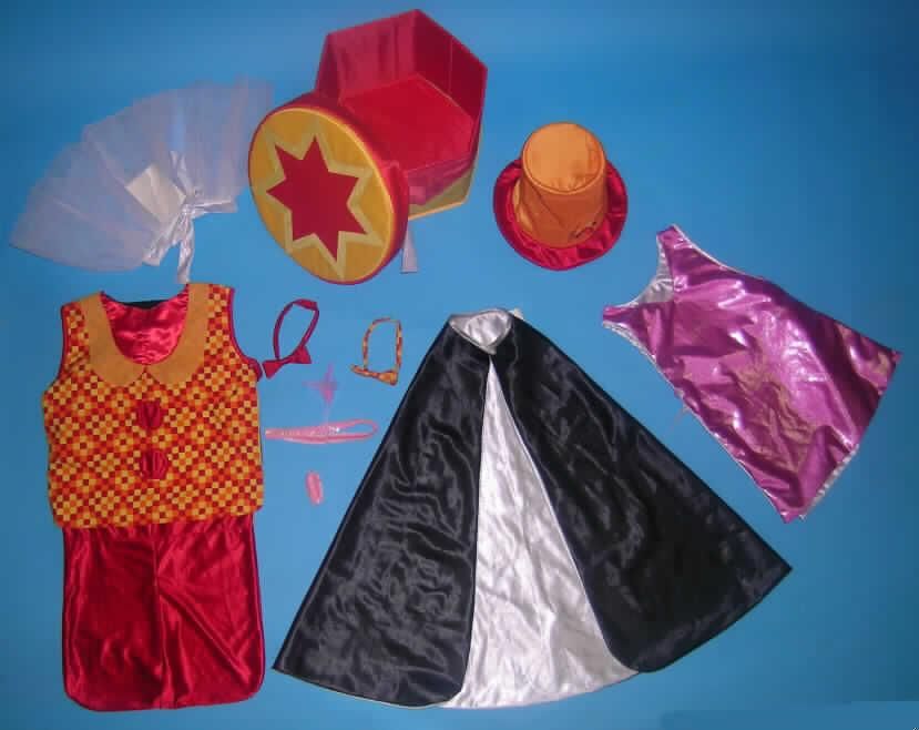 Mehrteilige Zusammenstellung, sog. Verkleidungskiste Zirkus, Artikel-Nr. 617271, mit Kleidung in 
Kindergröße, siehe beigefügte Fotos,
- bestehend aus einem Umhang, drei anderen Kleidungsstücken, anderem Bekleidungszubehör (eine
  Schleife auf Gewirken und ein konfektioniertes Haarband), einer Schleife aus Geweben,
  anderen konfektionierten Spinnstoffwaren (ein Armband und ein sog. Zirkustrapez) und einem Hut,
- in einem Polybeutel gemeinsam für den Einzelverkauf aufgemacht,
- keine Einreihung der Kleidungsstücke aus Spinnstoffen in das Kapitel 95, da Maskenkostüme aus
  Spinnstoffen der Kapitel 61 oder 62 vom Warenkreis des Kapitels 95 ausgenommen sind,
- getrennte Einreihung aller Bestandteile, da die Waren nicht als Warenzusammenstellung 
  im Sinne der allgemeinen Vorschrift 3b eingereiht werden können, weil die Kleidungsstücke
  gemäß Anmerkung 14 zu Abschnitt XI nicht zusammen in eine Position (z.B. als Kombination)
  eingereiht werden dürfen,
- anderes konfektioniertes Bekleidungszubehör (Haarband): mit einem Durchmesser von ca. 15 cm;
  aus einem ca. 2 cm breiten Streifen aus gummielastischen Gewirken; auf der Außenseite mit
  im Wirkvorgang eingearbeiteten Pailletten versehen (u.a. aus sog. Paillettengarnen
  hergestellt); mit einem einfachen Besatz aus Federn; durch Zusammennähen konfektioniert;
  aufgrund des textilen Charakters wird die Ware nicht vom Warenkreis der Position 9615 erfasst,
  sondern kennzeichnet sich als Bekleidungszubehör.