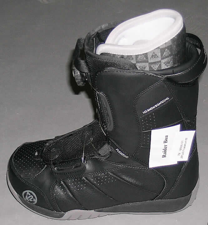 Sportschuhe/ Snowboardschuhe, siehe Foto,
- mit Laufsohlen aus Kautschuk,
- mit Oberteil aus (lt. Antrag) Kunststoff (Spinnstofferzeugnis mit einer mit bloßem Auge
  wahrnehmbaren Außenschicht aus Kunststoff),
- mit einem Schnürsenkelverschluss versehen,
- mit einem herausnehmbaren Innenschuh.