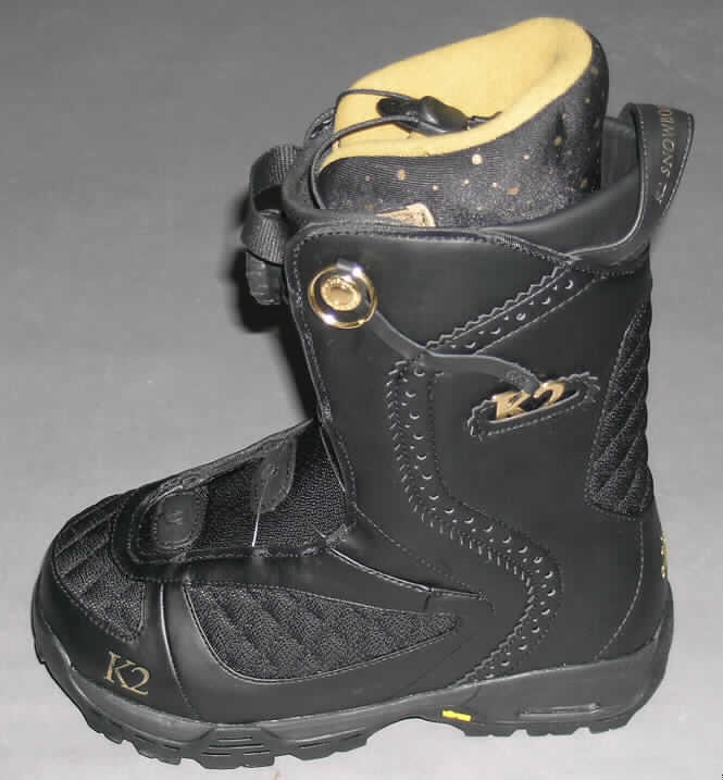 Sportschuhe/ Snowboardschuhe, siehe Foto,
- mit Laufsohlen aus (lt. Antrag) Kautschuk,
- mit Oberteil aus (lt. Antrag) Kunststoff (Spinnstofferzeugnis mit einer mit bloßem Auge
  wahrnehmbaren Außenschicht aus Kunststoff; den größten Teil der Außenfläche bildend)
  und Spinnstoff,
- mit Verstärkungsteilen aus Kunststoff,
- mit einem Schnürsenkelverschluss versehen,
- mit einem herausnehmbaren Innenschuh.