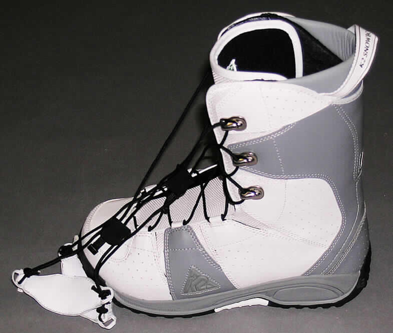 Sportschuhe/ Snowboardschuhe, siehe Foto,
- mit Laufsohlen aus (lt. Antrag) Kautschuk,
- mit Oberteil aus (lt. Antrag) Kunststoff (Spinnstofferzeugnis mit einer mit bloßem Auge
  wahrnehmbaren Außenschicht aus Kunststoff; den größten Teil der Außenfläche bildend)
  und Spinnstoff,
- mit Verstärkungsteilen aus Kunststoff,
- mit einem Schnürsenkelverschluss versehen.