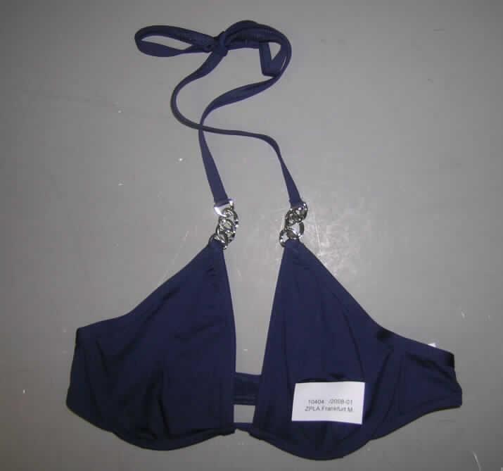 Büstenhalter (Bikini-Oberteil), Artikel Fu Fung Bikinioberteil / Triangel Bügel dunkelblau,
Größe 36, siehe beigefügtes Foto,
- ist dazu bestimmt, als Oberteil eines zweiteiligen Badeanzugs (Bikini) getragen zu 
  werden, stellt somit keinen Badeanzug der Position 6112 dar,
- aus 0,4 mm dicken, einfarbigen, elastischen Gewirken aus lt. Antrag 80 % Polyamid und
  20 % Elasthan (Elastomergarn; beides synthetische Chemiefasern),
- mit schmalen Trägern, die im Nacken verknotet werden; die Träger sind an den Büstenteilen an
  einer kurzen Kette aus unedlem Metall befestigt,
- mit einem Kunststoffverschluss im Rücken,
- die Brust bedeckend; mit einzeln ausgearbeiteten Büstenteilen in konvexer Form (mit
  eingearbeiteten Formbügeln), die die Einzelbüste stützen, korrigieren und formen,
- kennzeichnet sich aufgrund der Ausstattung und der Verarbeitung als Büstenhalter, somit keine
  Ware der Position 6114.