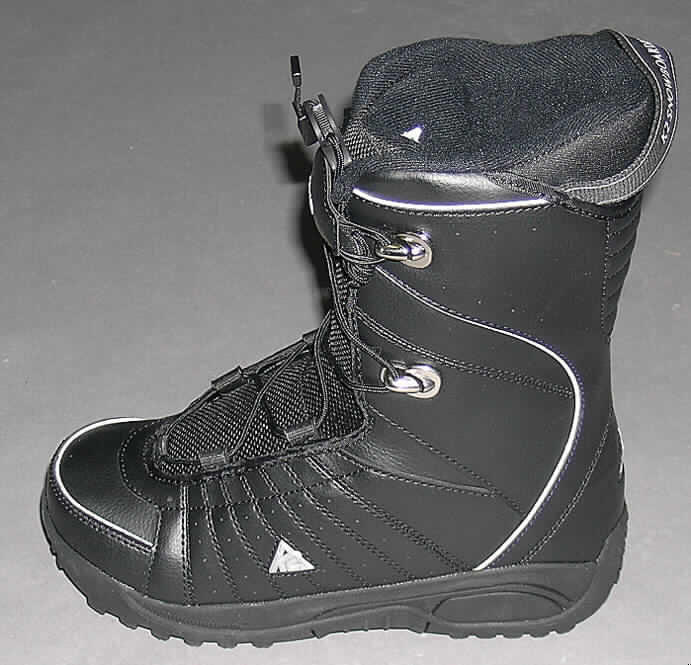 Sportschuhe/ Snowboardschuhe, siehe Foto,
- mit Laufsohlen aus Kautschuk,
- mit Oberteil aus (lt. Antrag) Kunststoff (Spinnstofferzeugnis mit einer mit bloßem Auge
  wahrnehmbaren Außenschicht aus Kunststoff),
- mit einem Schnürsenkelverschluss versehen.