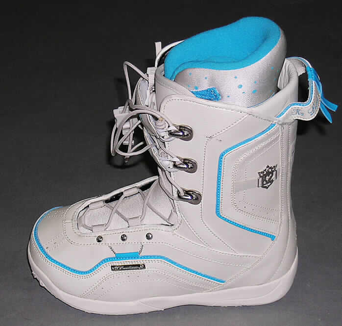 Sportschuhe/ Snowboardschuhe, siehe Foto,
- mit Laufsohlen aus (lt. Antrag) Kautschuk,
- mit Oberteil aus (lt. Antrag) Kunststoff (Spinnstofferzeugnis mit einer mit bloßem Auge
  wahrnehmbaren Außenschicht aus Kunststoff),
- mit Verstärkungsteilen aus Kunststoff,
- mit einem Schnürsenkelverschluss versehen,
- mit einem herausnehmbaren Innenschuh.