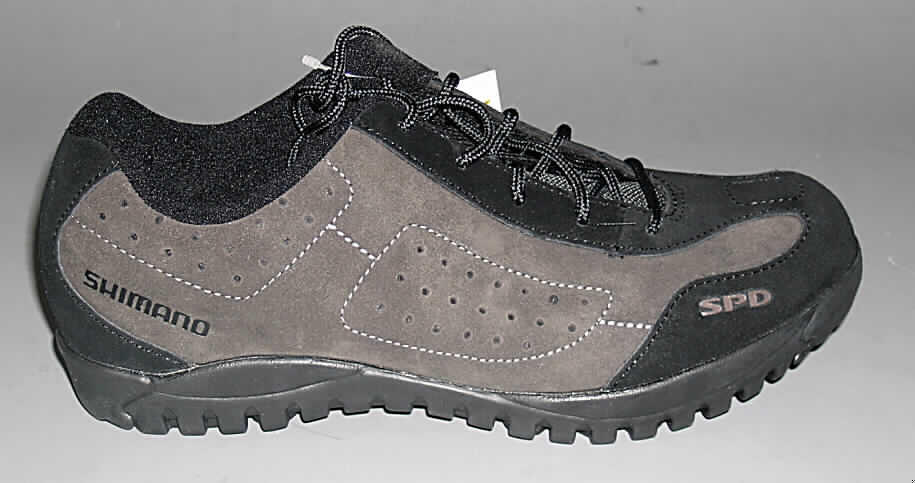 Sportschuhe, lt. Antrag: "MTB-Touring", siehe Foto,
- mit Laufsohlen aus Kunststoff,
- mit Oberteil aus Leder,
- mit einem Schnürsenkelverschluss,
- zur Verwendung als Radsportschuh vorgesehen aufgrund
-- der steifen, nicht biegsamen Laufsohle,
-- der in der Laufsohle eingelassenen Vorrichtung zum Anschrauben einer Schuhplatte
   (Pedalhaken) zum Festklemmen des Schuhs an das Fahrradpedal.
