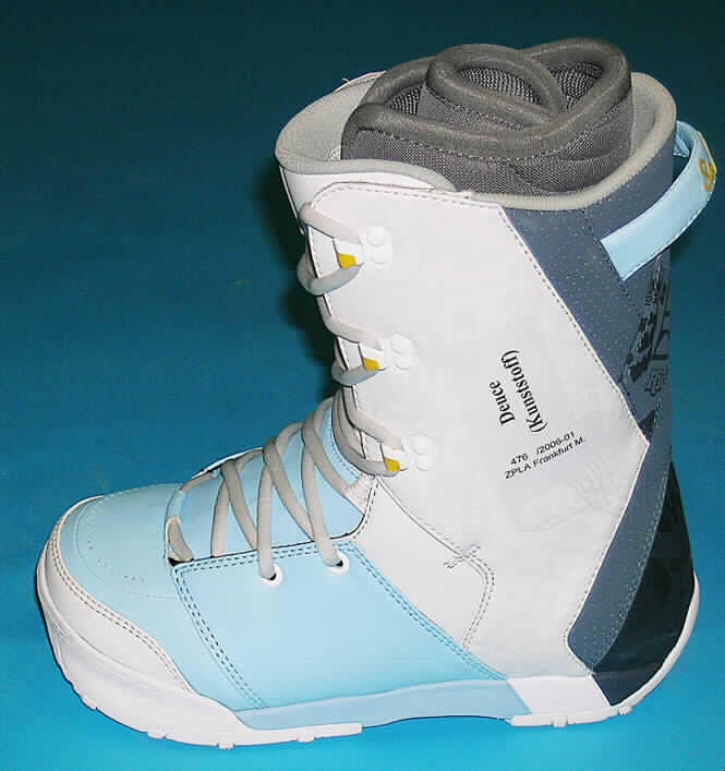 Sportschuhe/ Snowboardschuhe, siehe Foto,
- mit Laufsohlen aus Kautschuk,
- mit Oberteil aus (lt. Antrag) Kunststoff (Spinnstofferzeugnis mit einer mit bloßem Auge
  wahrnehmbaren Außenschicht aus Kunststoff),
- mit einem Schnürsenkelverschluss versehen,
- mit einem herausnehmbaren Innenschuh.