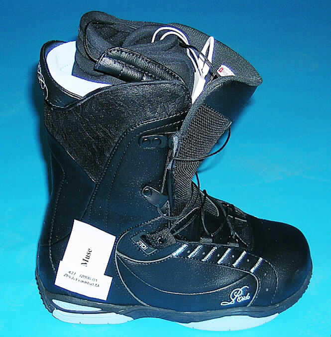 Sportschuhe/ Snowboardschuhe, siehe Foto,
- mit Laufsohlen aus Kautschuk,
- mit Oberteil aus (lt. Antrag) Kunststoff (Spinnstofferzeugnis mit einer mit bloßem Auge
  wahrnehmbaren Außenschicht aus Kunststoff; den größten Teil der Außenfläche bildend)
  und Leder,
- mit Verstärkungsteilen aus Spinnstoff und Kunststoff,
- mit einem Schnürsenkelverschluss versehen,
- mit einem herausnehmbaren Innenschuh.