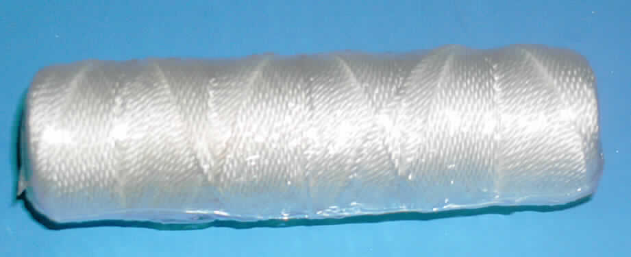 Garn (lt. Antrag: "Vielzweckschnur, Artikel 430709")
- aus synthetischen Filamenten (lt. Untersuchung: Polypropylen),
- gezwirnt,
- in Aufmachungen für den Einzelverkauf (Kunststoffhülse, Gewicht einschließlich Unterlage:
  49,7 Gramm),
- nicht appretiert für die Verwendung als Nähgarn (und kein Nähgarn der Position 5401),
- mit einem Titer von weniger als 10.000 dtex (somit kein Bindfaden, Seil oder Tau der
  Position 5607)