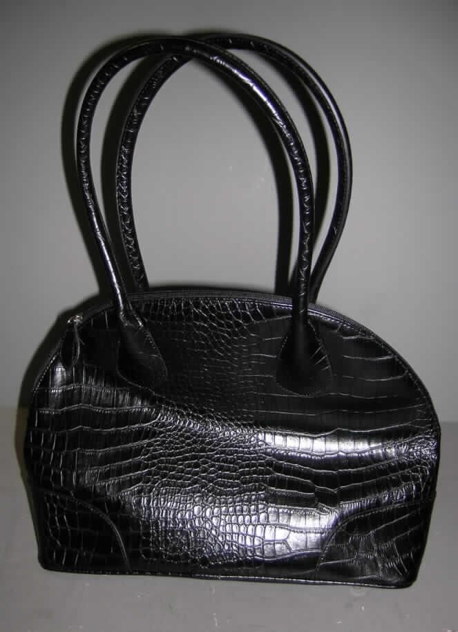 Anderes Behältnis, Schultertasche, "Artikel: LC 4615", siehe Foto, 
- mit einer Außenseite aus schwarzer, reptilienlederartig geprägter Kunststofffolie, 
- mit zwei Handtragegriffen, 
- am Boden mit vier Stellfüßchen aus unedlem Metall, 
- mit den Abmessungen von ca. 36 (L) x 29 (H) x 13 (T) cm, 
- an der Oberseite mittels Reißverschluss zu öffnen,
- gefüttert, 
- nach dem Gesamteindruck und der inneren Aufteilung keine Handtasche.