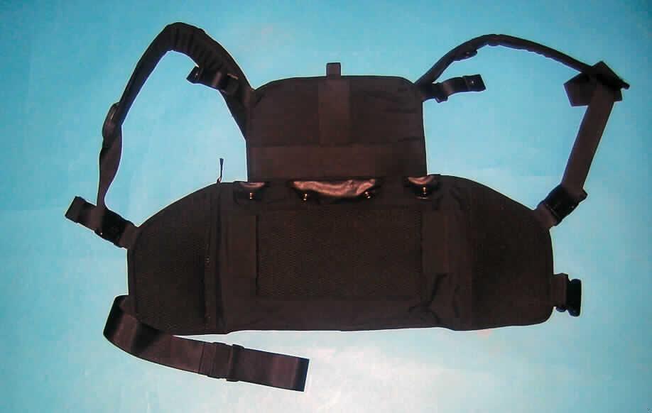 Konfektionierte Spinnstoffware, sog. Gurtzeug mit Einschubtasche für Schutzplatten,
Artikel 7616 TT Chest Rig MK II, siehe Fotos,
- aus einfarbigen, mit Kunststoff bestrichenen Geweben der Position 5903; mit
  aufgenähten Streifen aus Geweben aus sog. Texamid (Nylon; Chemiefasern) verstärkt,
- als Gurtzeug gearbeitet; in Form eines körpernahen, ärmellosen Überwurfs mit
  gepolsterten, längenverstellbaren Trägern mit Schnallen aus Kunststoff,
- ohne Gurte in den Abmessungen: ca. 40 cm hoch und 70 cm breit,
- vorn die Brust und den Bauchbereich bedeckend,
- mit zwei großen Einschuböffnungen zur Aufnahme von Schutzplatten,
- seitlich mit zwei Taschen mit Reißverschluss (sog. Mehrzwecktaschen),
- vorn mit vier Taschen mit Klettverschluss (sog. Magazintaschen),
- nicht handgearbeitet,
- soll als Ausrüstung für Soldaten dienen,
- kennzeichnet sich nach Ausstattung und Verwendungszweck nicht als Bekleidung
  oder Bekleidungszubehör.