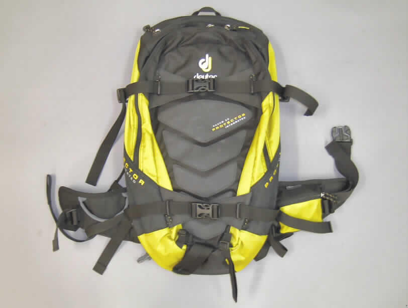 Rucksack, siehe Fotos, 
- mit einer Außenseite aus Spinnstoffen (überwiegend schwarz und gelb), 
- mit den Abmessungen von ca. 58 (H) x 30 (B) x 16 (T) cm, 
- oben und unten abgerundet, 
- mit zwei gepolsterten, verstellbaren Rückentragegurten, einem Brustgurt, einer Trage- 
  schlaufe und einem gepolsterten, verstellbaren Hüftgurt mit einer kleinen, angenähten 
  Tasche mit Reißverschluss, 
- Rückenteil komplett mit Protektoren gepolstert, daher formstabil, 
- mit verstellbaren Gurten zum Verengen und Erweitern des Rucksackvolumens, 
- oben mit einem kleinen, gefütterten  Reißverschlussfach, 
- mit einem Hauptfach mit Doppelreißverschluss, 
- - innen mit einem Einschubfach, einem Flaschenfach und einem kleinen Einsteckfach mit 
    Reißverschluss, ansonsten nicht weiter ausgestattet, 
- augenscheinlich nicht handgearbeitet.