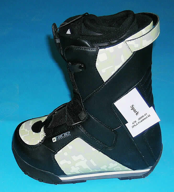 Sportschuhe/ Snowboardschuhe, siehe Foto,
- mit Laufsohlen aus Kautschuk,
- mit Oberteil aus (lt. Antrag) Kunststoff (Spinnstofferzeugnis mit einer mit bloßem Auge
  wahrnehmbaren Außenschicht aus Kunststoff),
- mit einem Schnürsenkelverschluss versehen,
- mit einem herausnehmbaren Innenschuh.
