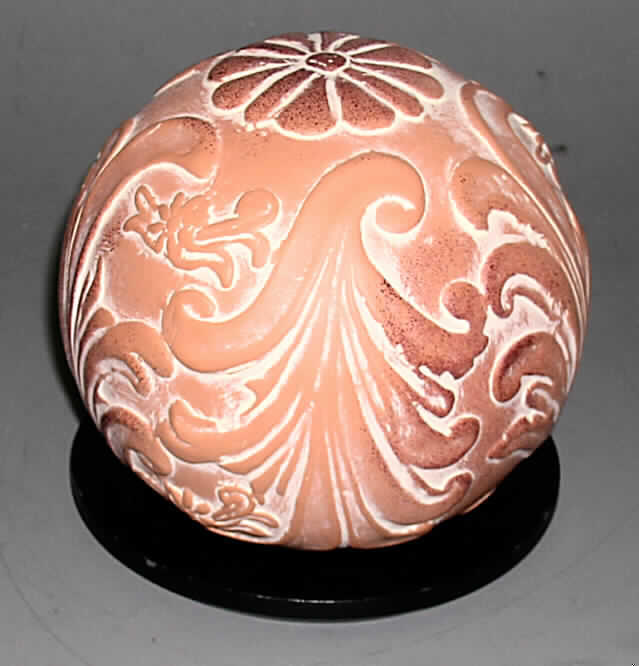 Keramischer Ziergegenstand, sog. Terracotta-Dekokugel, Art.-Nr.: 070022, siehe Foto, 
- keramisches Erzeugnis, nach der Formgebung gebrannt, tonmineralhaltiges Material 
  enthaltend, 
- nach augenscheinlicher Untersuchung handelt es sich um Steingut (cremefarbener 
  Scherben, inhomogene Bestandteile mit bloßem Auge nicht erkennbar, nicht durch- 
  scheinend, mit einem Stahlnagel ritzbar, an der Zunge haftend), 
- in Form einer terracottafarbenen, innen hohlen Kugel, 
- außen reliefartig mit Blüten- und Blattmotiven verziert,
- mit einem Durchmesser von ca. 16 cm, 
- unten abgeflacht gearbeitet und mit einem rundem Loch versehen, 
- augenscheinlich nicht handgearbeitet.