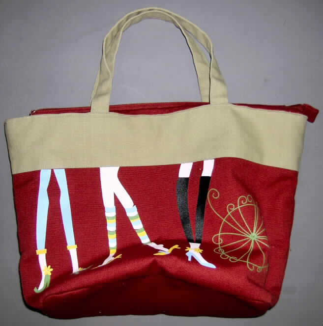 Einkaufstasche, sog. Shopper "Legs", Art.-Nr.: 84768, siehe Foto,
- mit einer Außenseite aus Spinnstoffen (augenscheinlich Baumwollgewebe), 
  beige/rostbraun,
- nicht formstabil, nur im Boden mit einer verstärkenden Einlage,
- mit den Abmessungen von ca. 45 (B) x 12,5 (T) x 29,5 (H) cm,
- mit Tragegriffen aus Spinnstoffen, 
- oben mit einem Reißverschluss zu schließen,
- an einer Außenseite bedruckt,
- ein großes Hauptfach, ansonsten ohne Inneneinteilung,
- innen an einer Seite mit einem kleinen Einsteckfach mit Reißverschluss und an der 
  anderen Seite mit einem Einsteckfach ohne Verschluss,
- gefüttert,
- nicht handgearbeitet,
- zur Aufnahme von größeren Gegenständen bestimmt.