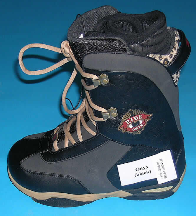 Sportschuhe/ Snowboardschuhe, siehe Foto,
- mit Laufsohlen aus Kautschuk,
- mit Oberteil aus (lt. Antrag) Kunststoff (Spinnstofferzeugnis mit einer mit bloßem Auge
  wahrnehmbaren Außenschicht aus Kunststoff; den größten Teil der Außenfläche bildend)
  und Spinnstoff,
- mit einem Schnürsenkelverschluss versehen,
- mit einem herausnehmbaren Innenschuh.
