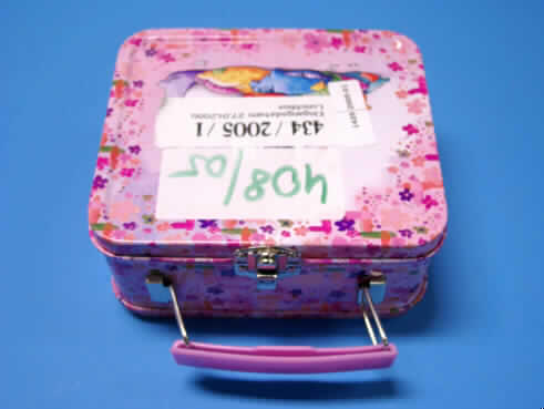 Handkoffer (sog. Lunchbox), siehe Photo,
- besteht vollständig aus Blech (unedlen Metallen), mit Figuren der "Diddl"-Serie bedruckt,
- mit den Abmessungen 14 x 6,5 x 12 cm,
- mit einem Handtragegriff,
- mit einem Schnappverschluss,
- Innenraum ohne weitere Einteilung,
- nicht gefüttert,
- nicht handgearbeitet.