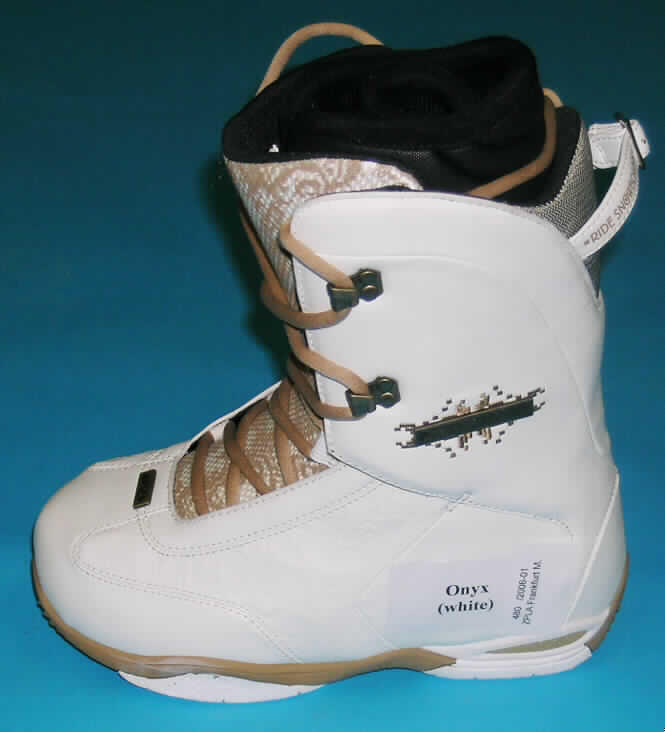 Sportschuhe/ Snowboardschuhe, siehe Foto,
- mit Laufsohlen aus Kautschuk,
- mit Oberteil aus (lt. Antrag) Kunststoff (Spinnstofferzeugnis mit einer mit bloßem Auge
  wahrnehmbaren Außenschicht aus Kunststoff; den größten Teil der Außenfläche bildend)
  und Spinnstoff,
- mit einem Schnürsenkelverschluss versehen,
- mit einem herausnehmbaren Innenschuh.