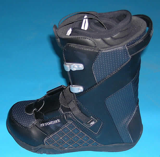 Sportschuhe/ Snowboardschuhe, siehe Foto,
- mit Laufsohlen aus Kautschuk,
- mit Oberteil aus (lt. Antrag) Kunststoff (Spinnstofferzeugnis mit einer mit bloßem Auge
  wahrnehmbaren Außenschicht aus Kunststoff),
- mit einem Schnürsenkelverschluss versehen,
- mit einem herausnehmbaren Innenschuh.