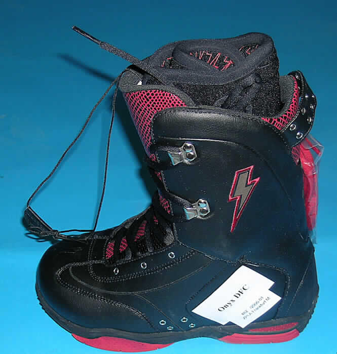Sportschuhe/ Snowboardschuhe, siehe Foto,
- mit Laufsohlen aus Kautschuk,
- mit Oberteil aus (lt. Antrag) Kunststoff (Spinnstofferzeugnis mit einer mit bloßem Auge
  wahrnehmbaren Außenschicht aus Kunststoff),
- mit einem Schnürsenkelverschluss versehen,
- mit einem herausnehmbaren Innenschuh.