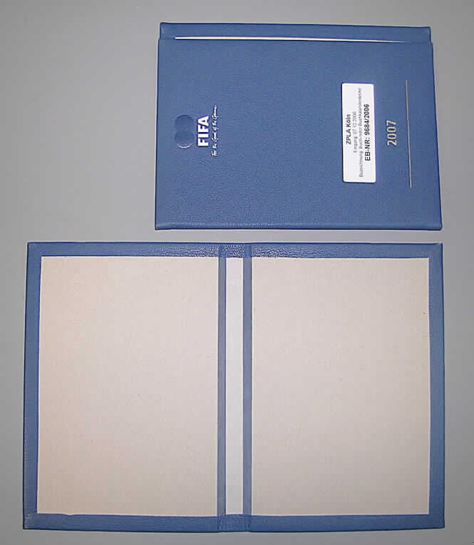 Andere Ware aus Leder, lt. Antragsangaben: Buch- oder Kalenderdecke, siehe Foto,
zusammengesetzte Ware, 
- in Form einer gefalzten Buchdecke (Außenteil eines Buches oder eines Buchkalenders),
- mit den Abmessungen von ca. 36 x 24,5 cm (aufgeklappt), bestehend aus
- - Papier in Form von zwei Deckeln aus mit Schaumstoff beklebter Pappe,
- - Leder (Narbenleder), auf die Pappe aufgezogen (Einbandmaterial),
- - - stellenweise mit Text bedruckt,
- hinsichtlich des Wertes, der Beschaffenheit und in Bezug auf die Verwendung (Außenteil 
  eines Buches, Kalenders) bestimmt das Leder den Charakter der zusammengesetzten 
  Ware;
- die vorliegende Ware weist nicht die wesentlichen Beschaffenheitsmerkmale einer 
  vollständigen bzw. fertigen Ware (Notizbuch mit Kalendarium bzw. Buch) der Position 4820
  bzw. 4901 auf.