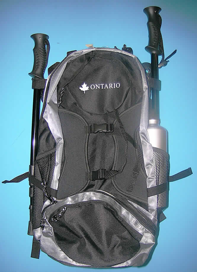 Dreiteilige Zusammenstellung zum Wandern, bestehend aus einem Rucksack, 
zwei Gehstöcken (Wanderstöcken) und einer Trinkflasche aus Aluminium, 
sog. Trekking-Rucksack mit Nordic Walking Stöcken und Trinkflasche, siehe Foto;
die Waren dienen nicht der Befriedigung eines speziellen Bedarfs oder der Ausübung
einer bestimmten Tätigkeit und stellen somit keine Warenzusammenstellung im Sinne
der AV 3 b) dar, sondern sind getrennt einzureihen,
- zwei Gehstöcke, sog. Nordic Walking Stöcke,
-- aus (lt. Antragsangaben) Aluminium,
-- teleskopartig in der Höhe verstellbar,
-- mit eingebauter Federung,
-- mit Griffen aus Kunststoff,
-- mit Halteschlaufen aus Spinnstoffen an den Griffen,
-- mit abnehmbaren Abdeckkappen für die Stockspitzen aus Kunststoff,
-- mit am unteren Ende aufschraubbaren Stocktellern aus Kunststoff.
