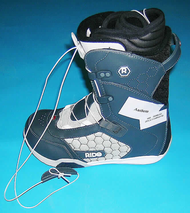 Sportschuhe/ Snowboardschuhe, siehe Foto,
- mit Laufsohlen aus Kautschuk,
- mit Oberteil aus Kunststoff (Spinnstofferzeugnis mit einer mit bloßem Auge wahrnehmbaren
  Außenschicht aus Kunststoff; den größten Teil der Außenfläche bildend) und Spinnstoff,
- mit einem Schnürsenkelverschluss versehen,
- mit einem herausnehmbaren Innenschuh.