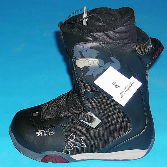 Sportschuhe/ Snowboardschuhe, siehe Foto,
- mit Laufsohlen aus Kautschuk,
- mit Oberteil aus Kunststoff (Spinnstofferzeugnis mit einer mit bloßem Auge wahrnehmbaren
  Außenschicht aus Kunststoff; den größten Teil der Außenfläche bildend) und Spinnstoff,
- mit einem Schnürsenkelverschluss versehen,
- mit einem herausnehmbaren Innenschuh.