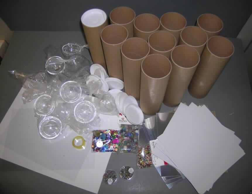 Warenzusammenstellung bestehend aus 12 Pappröhren, 12 Kunststoffdeckeln,
12 Polystyrolspiegeln, 12 Kunststoffkugeln, 2 Klarsichtfolien, 1 Bogen Moosgummi,
1 Rolle Klebeband, 1 Füllmischung Pailletten, 4 Füllmischungen aus Glasperlen und
Glasstiften und einer Bastelanleitung, 
sog. "Sachenmacher - Kugel - Kaleidoskop, Art.-Nr.: 063725", siehe Foto,
in Aufmachung für den Einzelverkauf (gemeinsam verpackt),
zur Befriedigung eines speziellen Bedarfs (Basteln von Kaleidoskopen), 
bestehend aus
- 12 Pappröhren,
-- mit einer Länge von ca. 24 cm und einem Durchmesser von ca. 7 cm,
- 12 Kunststoffdeckeln zum Verschließen einer Seite der Pappröhre,
- 12 Polystyrolspiegeln in Form von quadratischen Bögen,
-- mit den Abmessungen von ca. 20 x 20 cm,
- 12 Kunststoffkugeln, welche mit verschiedenen Materialien befüllt werden können,
-- mit einem Durchmesser von ca. 6,9 cm,
- 2 Klarsichtfolien in Form von rechteckigen Bögen,
-- mit den Abmessungen von ca. 21 x 30 cm,
- 1 Bogen Moosgummi,
-- mit den Abmessungen von ca. 29 x 40 cm,
- 1 Rolle Klebeband,
- 1 Füllmischung Pailletten verschiedener Farbe, Form und Größe aus Kunststoff,
- 4 Füllmischungen aus Glasperlen und Glasstiften in verschiedener Form und Größe,
-- nicht geschliffen und poliert,
- einem einseitig mit einer Bastelanleitung bedruckten Papier,
- kein Spielzeug, da es sich bei Basteln um kein Spielen i.S. des Kap. 95 handelt,
- da hier kein charakterbestimmender Bestandteil ermittelt werden kann, ist die Ware der
  in der Nomenklatur zuletzt genannten Position zuzuweisen.