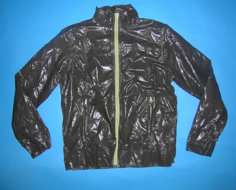 Windjackenähnliches Kleidungsstück aus Geweben der Position 5903, sog. Herren-Jacke (Style Pirmin), Größe L, siehe Foto,
- aus 0,4 mm dicken, einfarbigen, laut Untersuchungsergebnis einseitig (Außenseite) mit einer klarsichtigen
  Kunststofffolie (kein Zellkunststoff) überzogenen Geweben der Position 5903,
- über den Schritt reichend (Rückenlänge: 73 cm),
- mit einem Stehkragen,
- mit einem Futter aus Netzgewirken, 
- vorn mit einer durchgehenden Öffnung mit einem Reißverschluss,
- ohne Merkmale, die auf einen bestimmten Trägerkreis schließen lassen (unisex),
- mit langen Ärmeln, 
- vorn mit eingesetzten Taschen mit Reißverschluss unterhalb der Taille,
- am unteren, nicht verengenden Rand gesäumt.