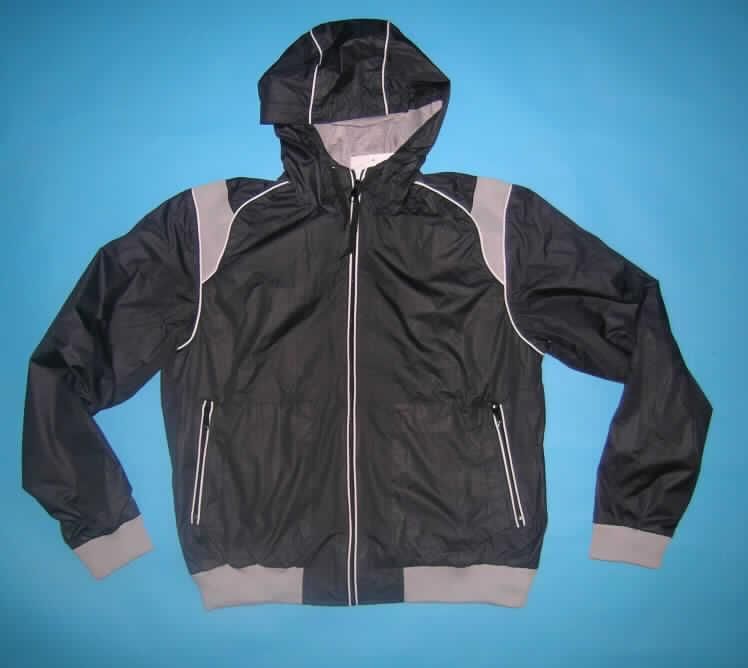 Blouson aus Geweben der Position 5903, sog. Herren-Jacke (Style Pedro), Größe L, siehe Foto,
- aus 0,2 mm dicken, einfarbigen, einseitig (Innenseite) mit Kunststoff (kein Zellkunststoff) bestrichenen Geweben
  der Position 5903,
- über die Taille reichend (Rückenlänge: 70 cm),
- durchgehend leicht gefüttert,
- mit einer angesetzten Kapuze,
- mit Schulterstücken aus Gewirken aus Spinnstoffen,
- mit einer durchgehenden Öffnung mit Reißverschluss,
- ohne Merkmale, die auf einen bestimmten Trägerkreis hinweisen (unisex),
- mit langen Ärmeln, die über den unteren Rand des Kleidungsstücks hinausreichen; an den Ärmelenden mit
  verengenden Bündchen aus gerippten Gewirken aus Spinnstoffen,
- vorn mit je zwei ein- und aufgesetzten Tasche unterhalb der Taille,
- am unteren Rand mit einem angesetzten, verengenden Bund aus gerippten Gewirken aus Spinnstoffen.