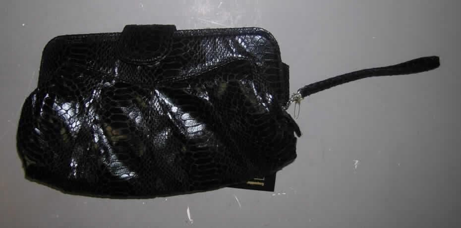 Handtasche, Art.-Nr. GH 32142, siehe Foto, 
- Handtaschenkörper aus Spinnstoffen (Gewebe), welche überwiegend mit Kunststoff in 
  Schlangenlederoptik bedruckt sind, wobei der Kunststoff die Außenseite bildet, 
- mit den Abmessungen von ca. 30 (B) x 18 (H) x 5 (T) cm, 
- an der Oberseite mit einem Reißverschluss zu öffnen und mit einer Überschlaglasche mit 
  Magnetknopfverschluss ausgestattet, 
- mit einer Trageschlaufe mit Karabinerhaken, 
- innen mit zwei Einsteckfächern und einem Reißverschlussfach ausgestattet, gefüttert, 
- Handtasche, da aufgrund der Form, Größe und Aufmachung in erster Linie dazu geeignet,
  eine Vielzahl kleinerer persönlicher Gegenstände aufzunehmen.