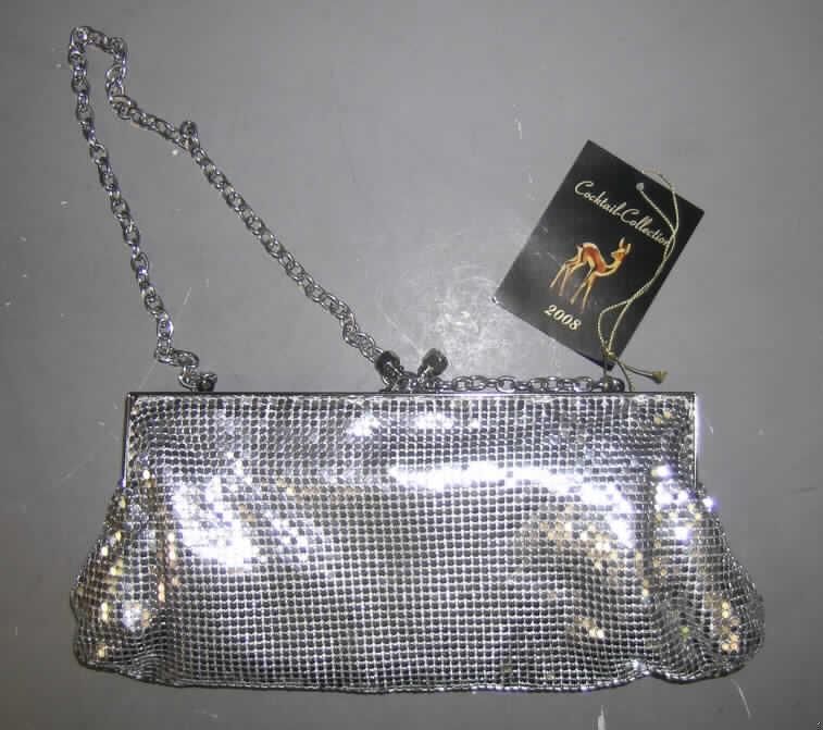 Handtasche, Art.-Nr. GH 32135-1, siehe Foto, 
- Handtaschenkörper aus zwei einfarbigen Spinnstofflagen mit einer Zwischenlage aus 
  Schaumstoff, 
- mit einer Außenseite aus verketteten, silberfarbenen Metallplättchen, 
- mit den Abmessungen von ca. 27 (B) x 12 (H) x 3 (T) cm, 
- mit einem Metallbügel an der Oberseite, der mit einem Kugelschnappverschluss versehen 
  ist, 
- mit einer Metallkette als Handtragegriff, 
- innen mit einem Reißverschlussfach ausgestattet, gefüttert, 
- Handtasche, da aufgrund der Form, Größe und Aufmachung in erster Linie dazu geeignet,
  eine Vielzahl kleinerer persönlicher Gegenstände aufzunehmen.