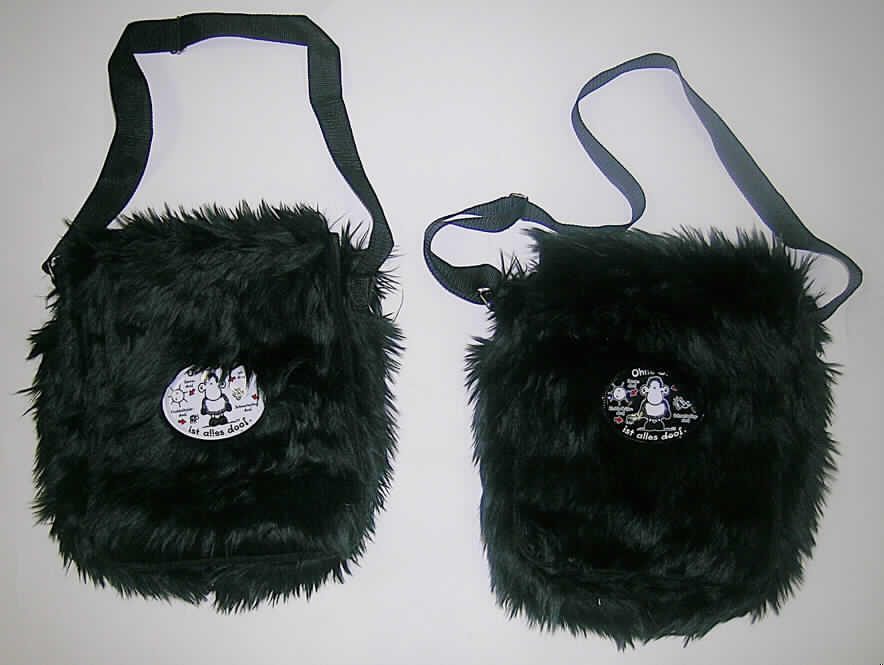 Schultertasche, sog. Umhängetasche, siehe Photo,
- mit einer Außenseite aus Spinnstoffen (Wirkplüsch),
- mit einer angenähten, weißen Applikation aus Kunststoff,
- mit den Abmessungen von ca. 37 (L) x 30 (H) x 8 (T) cm, 
- mit einem verstellbaren Schultertragegurt aus Spinnstoffen, 
- mit einer Überschlagklappe über die komplette Vorderseite, mit Klettverschluss, 
- unterhalb der Überschlagklappe mit Reißverschlussfach, Einsteckfächern,
  Aufnahmevorrichtungen für Stifte und einem Karabinerhaken aus Kunststoff,
- innen mit einem großen Hauptfach mit einem seitlichen Reißverschlussfach, ansonsten 
  ohne weitere Unterteilung,
- gefüttert,
- nach Aufmachung und Erscheinungsbild zur Aufnahme größerer Gegenstände bestimmt,
  daher keine Handtasche,
- augenscheinlich nicht handgearbeitet.