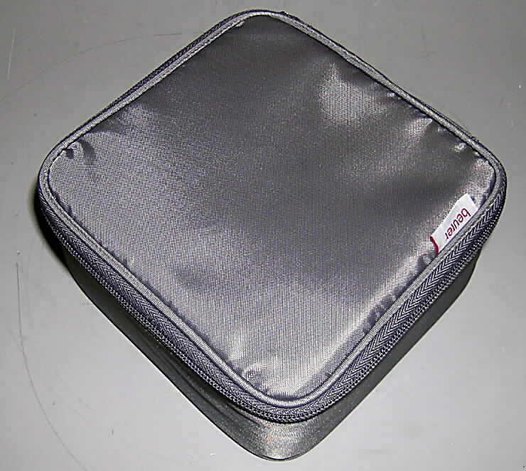 Anderes Behältnis, Tasche für Glukose- + Blutdruckmessgerät (sog. Aufbewahrungstasche BGL 40), siehe Foto, 
- mit einer Außenseite aus Spinnstoffen, 
- mit den Abmessungen von ca. 15,5 (L) x 15,5 (B) x 8 (H) cm, 
- mit einem dreiseitig umlaufenden Reißverschluss zu öffnen, 
- mit einem herausnehmbaren Inneneinsatz aus Kunststoff zur Aufnahme des Gerätes und 
  der Utensilien, 
- im Deckel mit einem Netzeinsteckfach, ansonsten ohne weitere Inneneinteilung, gefüttert, 
- augenscheinlich nicht handgearbeitet.