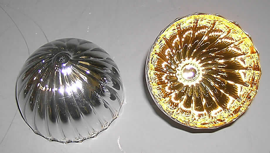 Glasware zur Innenausstattung, sog. Glasschwimmer "Festivo", Art.-Nr.: 12590, zweiteiliges Set, verpackt in einem klarsichtigen Kunststoffkarton, siehe Foto, 
- schalenförmige Behältnisse mit einem gewellten Rand und am Boden mit einer 
  abgestumpften Spitze,
- mit einer Höhe von ca. 3 cm und einem Durchmesser von ca. 6 cm,  
- augenscheinlich aus gewöhnlichem, mechanisch gefertigtem Glas,
- außen silberfarben und innen goldfarben 
- Glasschwimmer zum Einstellen einer Kerze oder eines Teelichtes (nicht Gegenstand dieser 
  vZTA) vorgesehen,
- eine Zuweisung als nichtelektrischer Beleuchtungskörper im Sinne der Position 9405 
  scheidet aus, weil die Ware keinen herkömmlichen Beleuchtungskörper darstellt und keine
  passgenaue Aufnahmevorrichtung für eine Teelicht aufweist.