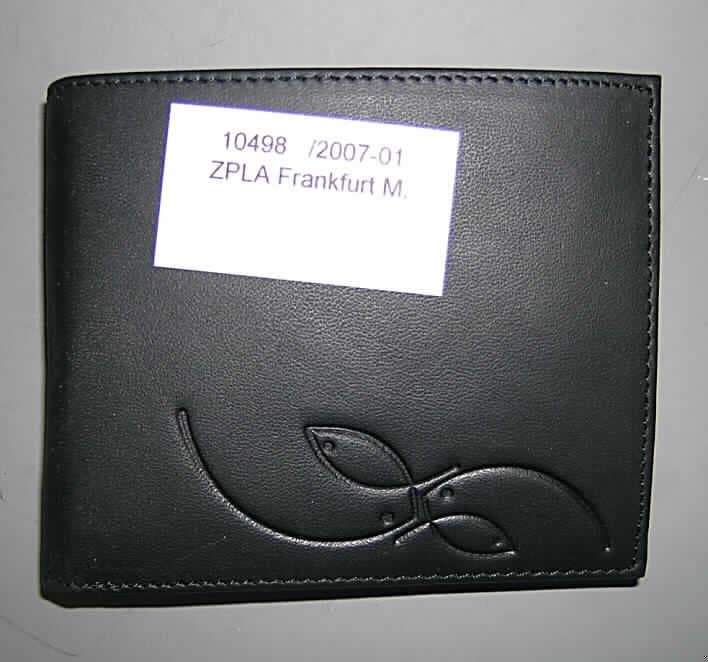 Geldbörse, Taschen- oder Handtaschenartikel, sog. Querscheinbörse, Art.-Nr. 8080102, siehe Foto, 
- mit einer Außenseite aus Leder, 
- mit den Abmessungen von ca. 12 (B) x 9,8 (H) x 1,5 (T) cm, 
- zweifach aufklappbar, ohne Verschluss, 
- mit einem Münzfach mit Druckknopfverschluß, zwei Scheinfächern und diversen Einsteck- 
  möglichkeiten (Scheckkarten, Ausweis etc.), 
- augenscheinlich nicht handgearbeitet.