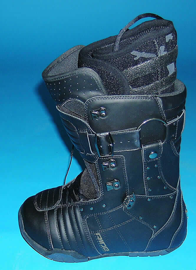 Sportschuhe/ Snowboardschuhe, siehe Foto,
- mit Laufsohlen aus Kautschuk,
- mit Oberteil aus (lt. Antrag) Leder (den größten Teil der Außenfläche bildend) und
  Kunststoff (Spinnstofferzeugnis mit einer mit bloßem Auge wahrnehmbaren Außenschicht
  aus Kunststoff),
- mit Verstärkungsteilen aus Leder,
- mit einem Schnürsenkelverschluss versehen,
- mit einem herausnehmbaren Innenschuh.