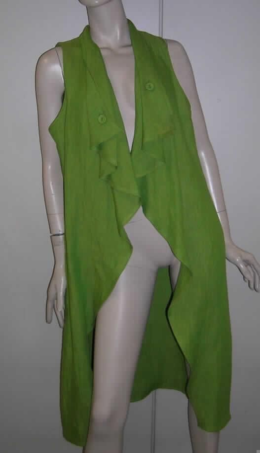 Andere Kleidung für Frauen, sog. Chasuble, Modell 473 630, Größe 38, siehe beigefügtes Foto,
- aus 0,5 mm dicken, buntgewebten Geweben aus lt. Antrag 100% Leinen,
- über die Knie reichend (Rückenlänge: 110 cm), 
- mit einem Reverskragen,
- vorn mit einer durchgehenden Öffnung ohne Verschluss; das Kleidungsstück kann aufgrund 
  der Ausstattung (durchgehend offen) trotz der Länge nicht ohne ein weiteres, den Unterkörper
  bedeckendes Kleidungsstück als Kleid getragen werden,
- ärmellos, mit weiten Armausschnitten,
- mir Brustabnähern; somit als Frauenkleidung erkennbar,
- ungefüttert,
- mit ca. 35 cm hoch reichenden Seitenschlitzen, die am unteren Rand mit einem Knopfverschluss
  versehen sind,
- am unteren Rand durch Umschlagen und Festnähen gesäumt.