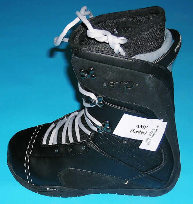 Sportschuhe/ Snowboardschuhe, siehe Foto,
- mit Laufsohlen aus Kautschuk,
- mit Oberteil aus (lt. Antrag) Leder (den größten Teil der Außenfläche bildend) und
  Kunststoff (Spinnstofferzeugnis mit einer mit bloßem Auge wahrnehmbaren Außenschicht
  aus Kunststoff),
- mit einem Schnürsenkelverschluss versehen,
- mit einem herausnehmbaren Innenschuh.