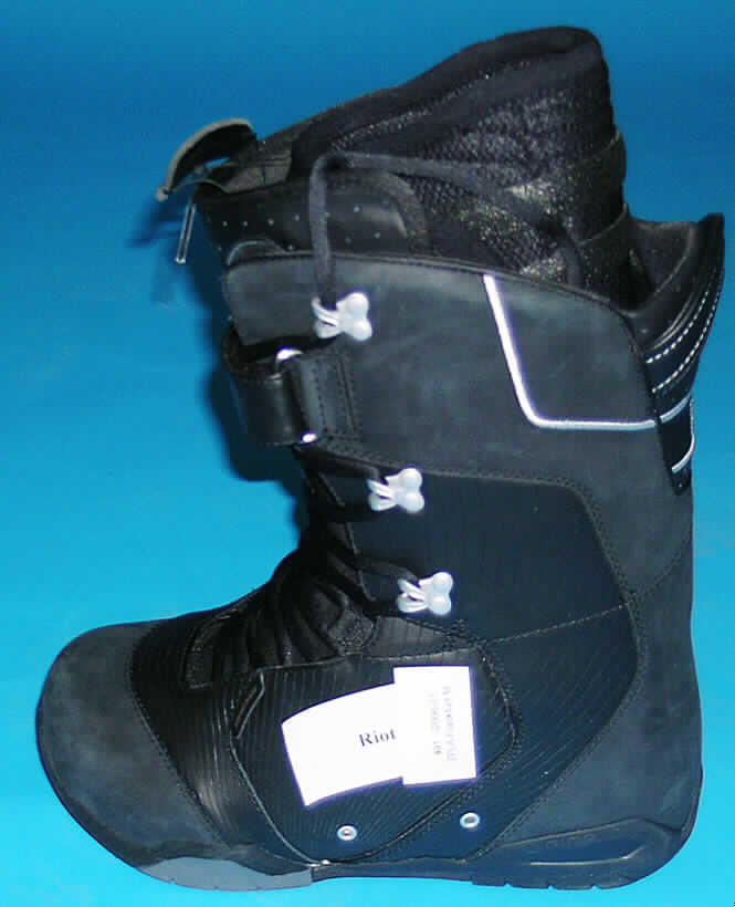 Sportschuhe/ Snowboardschuhe, siehe Foto,
- mit Laufsohlen aus Kautschuk,
- mit Oberteil aus (lt. Antrag) Kunststoff (Spinnstofferzeugnis mit einer mit bloßem Auge
  wahrnehmbaren Außenschicht aus Kunststoff),
- mit einem Schnürsenkelverschluss versehen,
- mit einem herausnehmbaren Innenschuh.