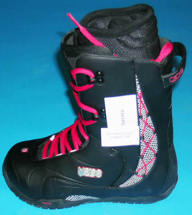 Sportschuhe/ Snowboardschuhe, siehe Foto,
- mit Laufsohlen aus Kautschuk,
- mit Oberteil aus (lt. Antrag) Kunststoff (Spinnstofferzeugnis mit einer mit bloßem Auge
  wahrnehmbaren Außenschicht aus Kunststoff),
- mit einem Schnürsenkelverschluss versehen,
- mit einem herausnehmbaren Innenschuh.