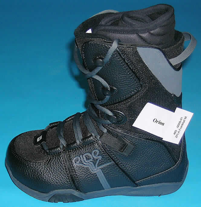 Sportschuhe/ Snowboardschuhe, siehe Foto,
- mit Laufsohlen aus Kautschuk,
- mit Oberteil aus (lt. Antrag) Kunststoff (Spinnstofferzeugnis mit einer mit bloßem Auge
  wahrnehmbaren Außenschicht aus Kunststoff; den größten Teil der Außenfläche bildend)
  und Spinnstoff,
- mit einem Schnürsenkelverschluss versehen,
- mit einem herausnehmbaren Innenschuh.