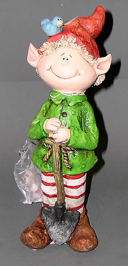 Dekorationsfigur aus Gips, in Form einer aus verschiedenen Stoffen zusammengesetzten 
Ware, sog. "Garten Kobold", siehe Foto, bestehend aus 
- Gips und mehreren Lagen aus Papierschnipseln aus Halbstoff aus Holz, 
- lt. Untersuchungsergebnis liegt der Gipsanteil weit über 50 %; 
  der Gips bestimmt aufgrund der Menge und seiner Bedeutung in Bezug auf die Verwendung 
  den Charakter der zusammengesetzten Ware, 
- die innen hohle, feste, starre Koboldfigur ist ca. 40cm hoch, wiegt ca. 700g und ist farbig 
  bemalt.
