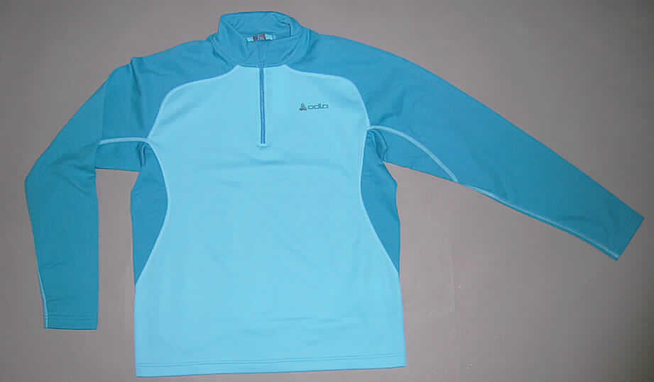 Pulloverähnliches Kleidungsstück für Frauen, sog. Stand up collar 1/2 zip PERFORMER, 
Artikel 610682, Größe L, siehe Foto,
- aus verschiedenen 0,9 mm dicken, innen gerauten, einfarbigen Gewirken aus lt. Etikett
  100 % Polyester (synthetische Chemiefasern),
- über die Taille reichend (Rückenlänge: 70 cm),
- mit einem pullovertypischen, hohen Kragen (u. a. deshalb keine Hemdbluse der Position 
  6106 und auch kein Kleidungsstück der Position 6109),
- vorn mit einer von den Kragenspitzen bis etwa zur Brustmitte reichenden Öffnung mit 
  Reißverschluss; an den Kragenspitzen mit einer kurzen Überlappung von rechts über links 
  (Frauenkleidung),
- mit langen Ärmeln,
- am unteren Rand durch Umschlagen und Festnähen gesäumt.